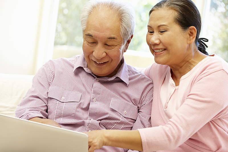 2 older people looking at a device.